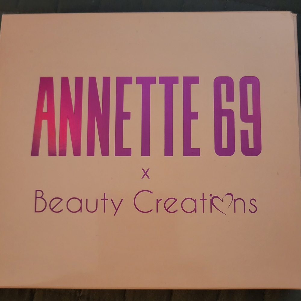 Annette 69 Glam Eyeshadow Palette with 16 Vibrant Colors - Picture 8 of 10